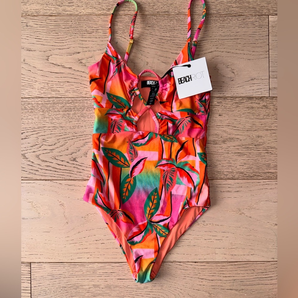 NEW | BEACH RIOT LESLIE ONE PIECE IN PALM BEACH Sz: Small
$178 - Picture 3 of 7